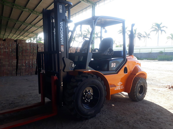 xe nâng địa hình 3 tấn 1 cầu