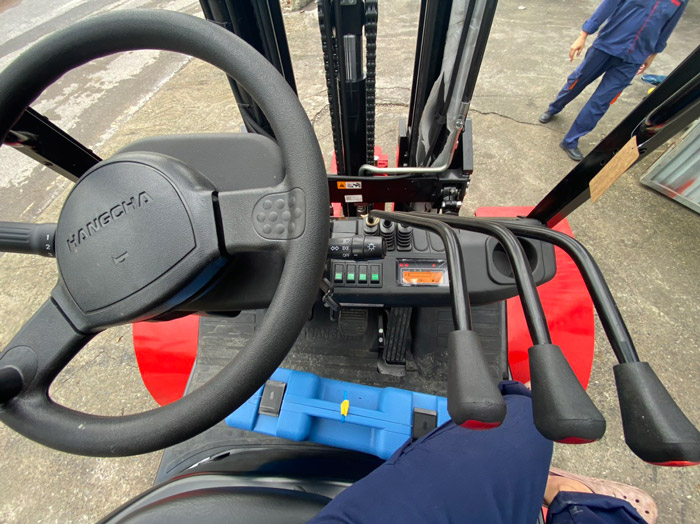 Xe nâng địa hình 2 cầu