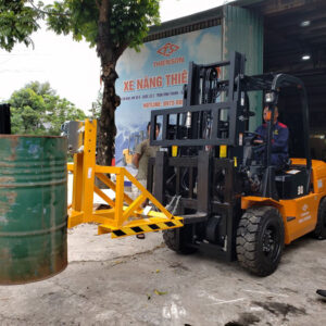 xe nâng kẹp phuy