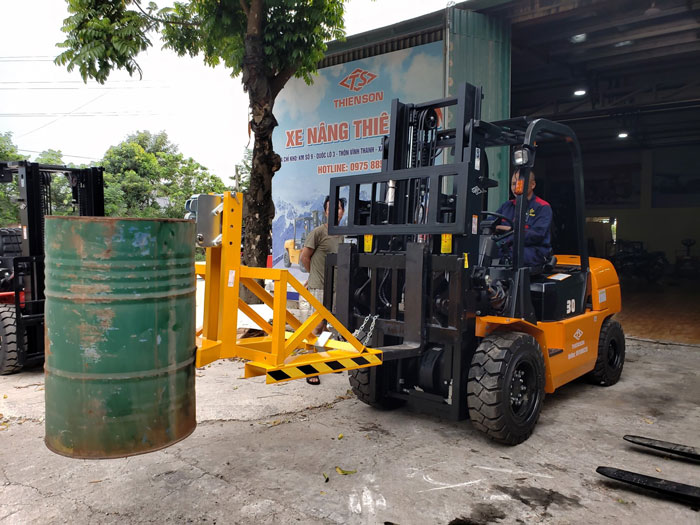 xe nâng kẹp phuy